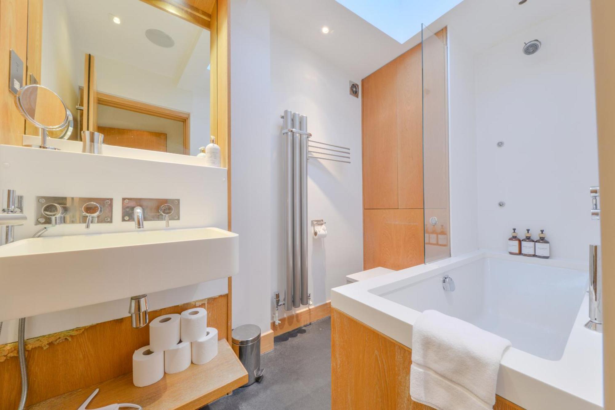Central Two Bedroom Apartments St Albans By Central Stays Short Lets & Serviced Accommodation With Free Parking 외부 사진